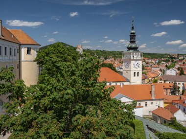2019 yazında Çek Cumhuriyeti 'nin Mikulov kentindeki St. Wenceslas Kilisesi ve Keçi Kulesi manzarası