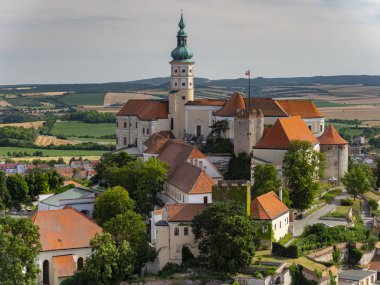 Mikulov Eski Kasabası (Mikulov Kalesi, Keçi Kulesi) panoramik manzarası, Çek Cumhuriyeti 2019 yazında Kutsal Tepe 'den alındı