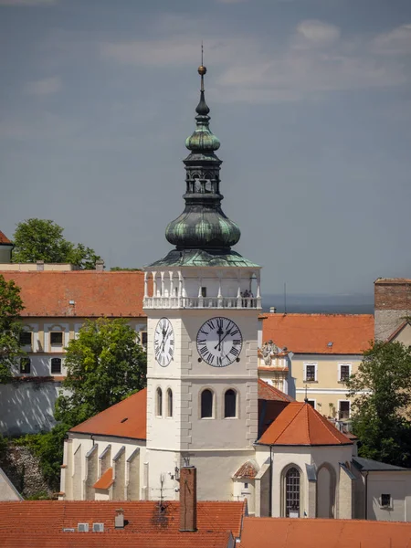 2019年夏のチェコ ミクーロフの聖ヴァーツラフ教会の眺め — ストック写真