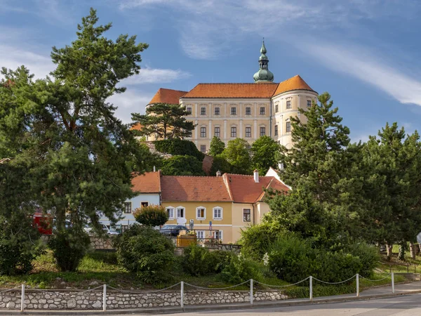 Vista Dal Basso Del Castello Mikulov Repubblica Ceca Nell Estate — Foto Stock