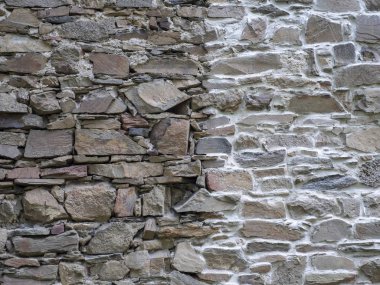 Çiğ taş duvar kısmen havan topu ile kaplı