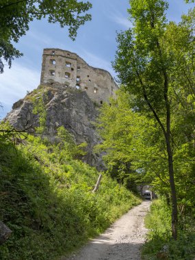 2019 yazında Slovakya 'daki Likava Kalesi' nin muazzam kalıntıları