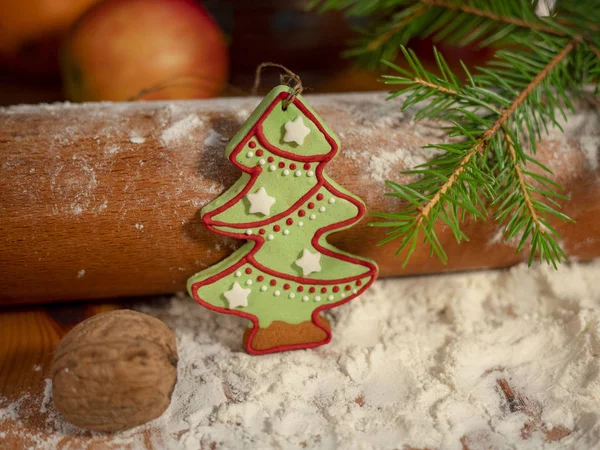 Pão Gengibre Natal Forma Árvore Com Cobertura Colorida Decorações Fundo — Fotografia de Stock