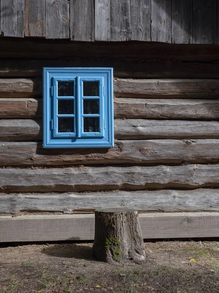 Kütük Evin Duvarındaki Parlak Mavi Boyalı Pencere — Stok fotoğraf