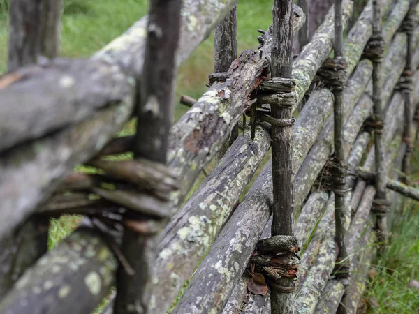 Starý Skandinávský Tradiční Dřevěný Plot Vyrobený Ručně Potažený Mechem — Stock fotografie