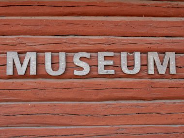 Kırmızı boyalı duvarda 