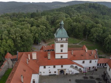 Çek Cumhuriyeti 'nin Bouzov Kalesi' nin panoramik manzarası şato kulesinden görüldü (2019 yazı)