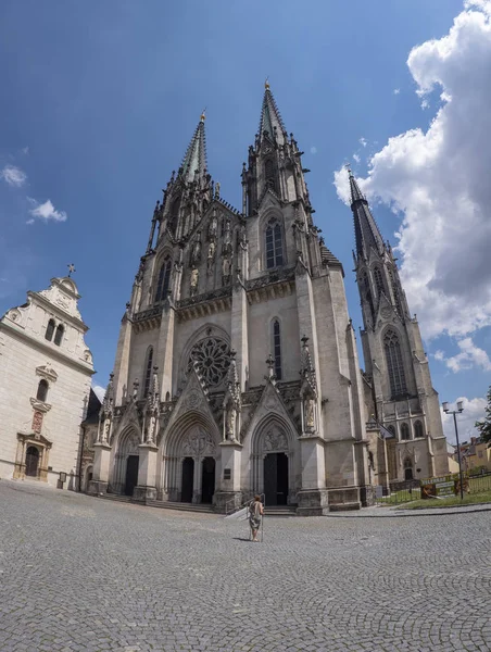 Blick Von Unten Auf Die Kathedrale Des Heiligen Wenzel Olomouc lizenzfreie Stockbilder