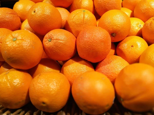 Orange i korgen — Stockfoto