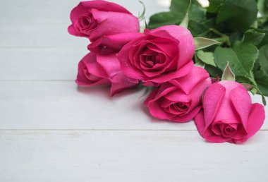 Ahşap arka planda pembe gül 