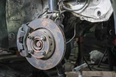 Arabanın ön disk frenler