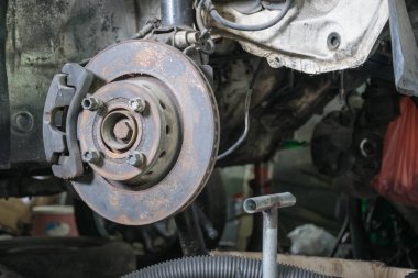 Arabanın ön disk frenler