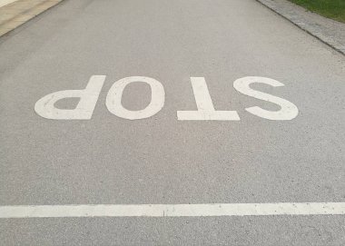 yolda kırmızı boyalı