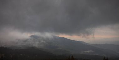 Panorama günbatımı dağlarda.