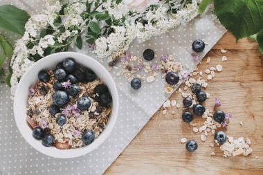 ahşap masa üzerinde sağlıklı bir kahvaltı.