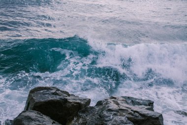 Akşam deniz üzerinde.