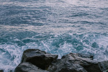 Akşam deniz üzerinde.