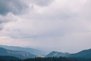 bulutlar, dağlar.