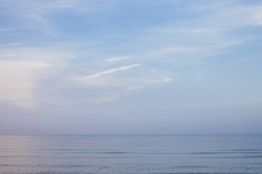 Deniz ve akşam rengi gökyüzü