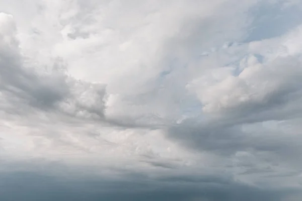 Blå himmel med moln — Stockfoto