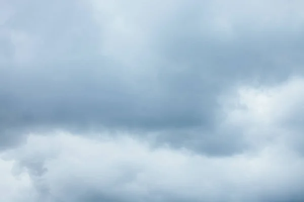 Глибокі сині громові хмари — стокове фото