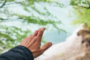 Ormandaki bir parkta duran denize ulaşır.