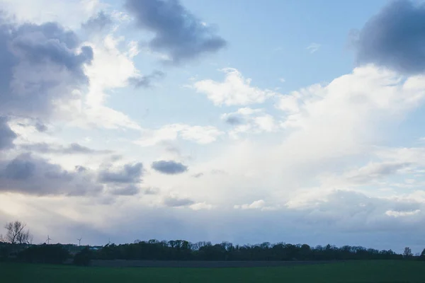 Dramatischer Himmel und Wolkenblick im Dorf — Stockfoto