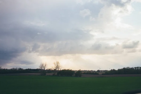 Dramatik gökyüzü ve bulutlar köye bakıyor — Stok fotoğraf