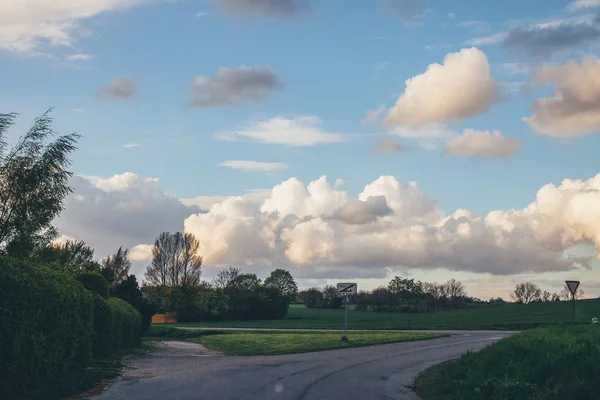 Золоті хмари зелене поле на дорозі — стокове фото