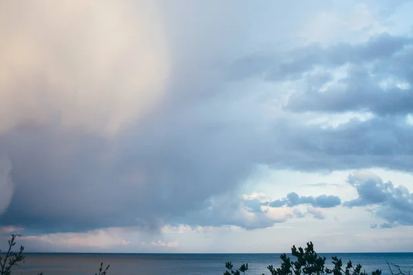 Paisaje marino con clima nublado — Foto de Stock