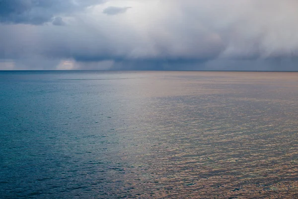 Nubes tormentosas sobre el mar al atardecer — Foto de Stock