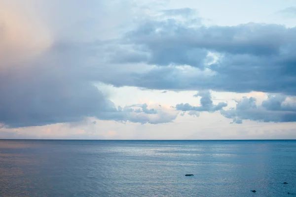 Nubes tormentosas sobre el mar al atardecer — Foto de Stock