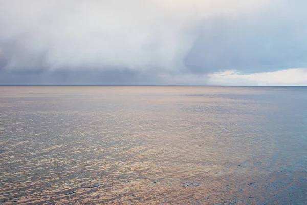 Nubes tormentosas sobre el mar al atardecer — Foto de Stock