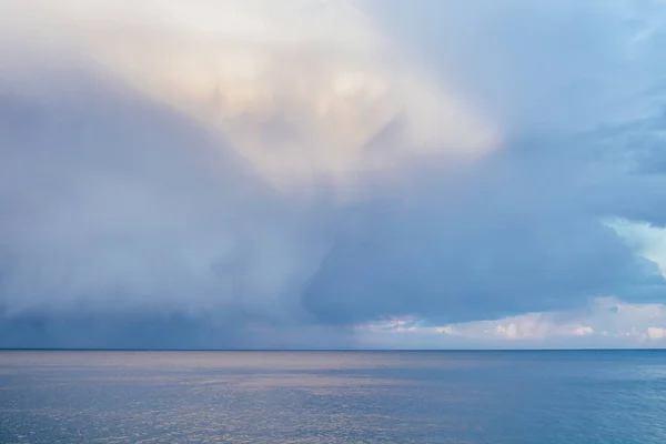 Stürmische Wolken über dem Meer bei Sonnenuntergang — Stockfoto