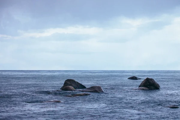 Vista panorámica de la costa del mar con piedras y nubes de trueno — Foto de Stock