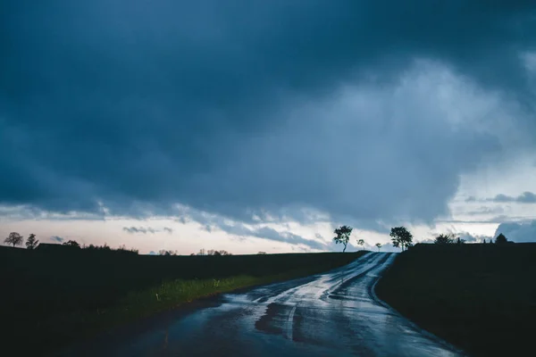 Yağmurlu havada köyde yol — Stok fotoğraf