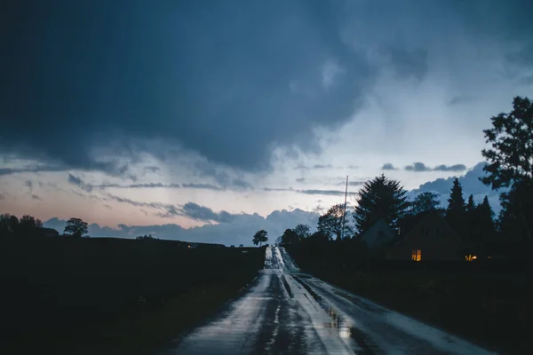 Yağmurlu havada köyde yol — Stok fotoğraf