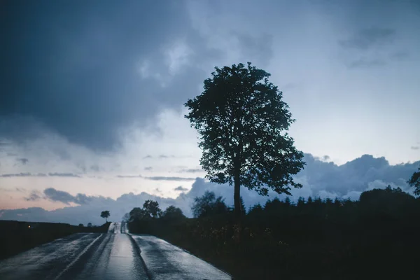 Camino en el pueblo en tiempo lluvioso — Foto de Stock