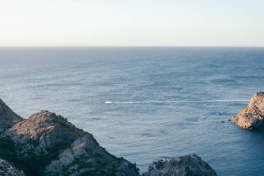 Deniz koyunda jet ski süren bir adam var.