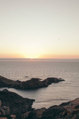 Deniz koyunda gün doğumunda kayalar