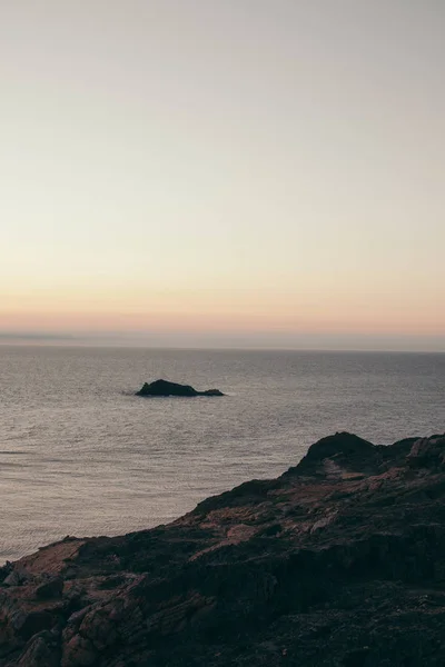 Deniz koyunda gün doğumunda kayalar — Stok fotoğraf