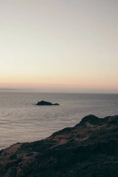 Baia con rocce all'alba — Foto Stock