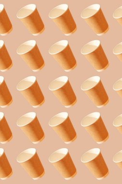 Kahverengi arkaplanda kağıt harcanabilir bardak deseni.