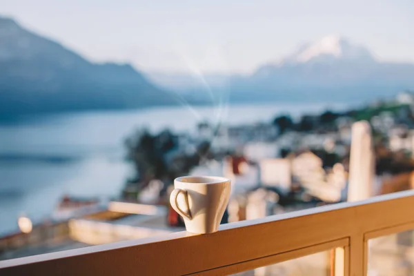 Teras Masasında Kahve Göl Manzaralı Sviçre Dağ Manzaralı — Stok fotoğraf