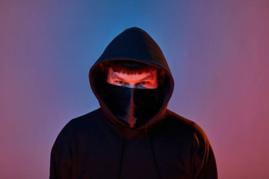 Siyah elbiseli adamlar ve siyah maskeli adamlar