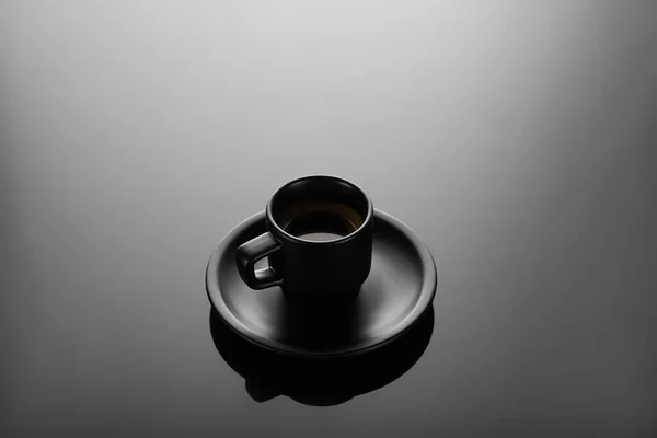 Натюрморт Чорною Чашкою Тарілкою Гарячою Чорною Кавою Сірій Поверхні — стокове фото