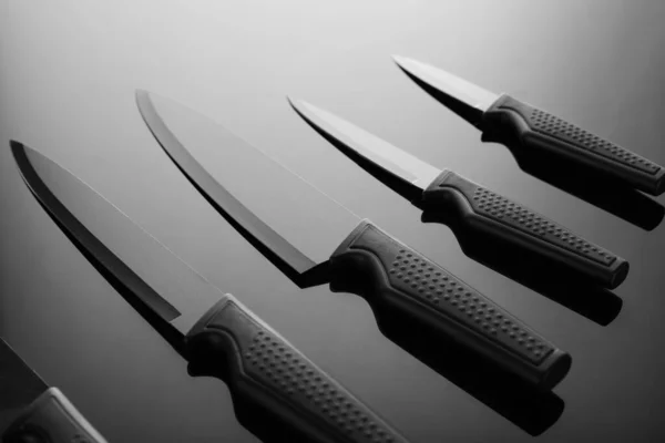 Натюрморт Черных Ножей Серой Поверхности — стоковое фото