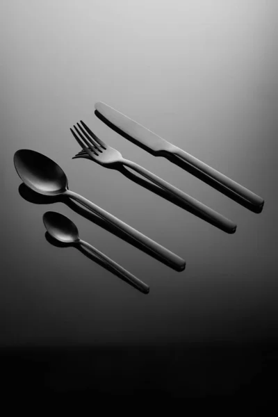 Ensemble Cuillère Noire Cuillère Thé Couteau Fourchette Sur Fond Table — Photo