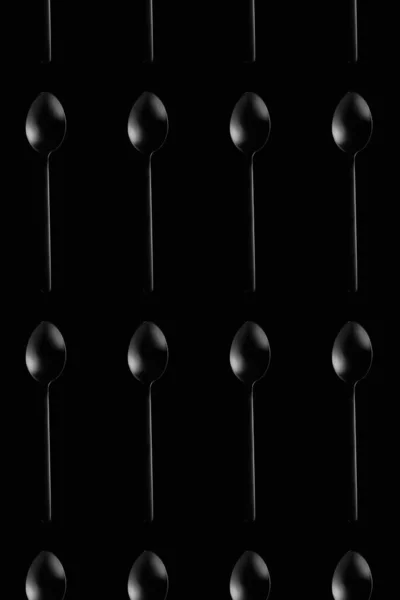Черная Столовая Ложка Сфотографированная Сверху Черном Фоне — стоковое фото
