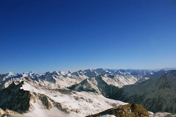 Paisaje de cumbres montañosas nevadas en los Alpes — Foto de Stock